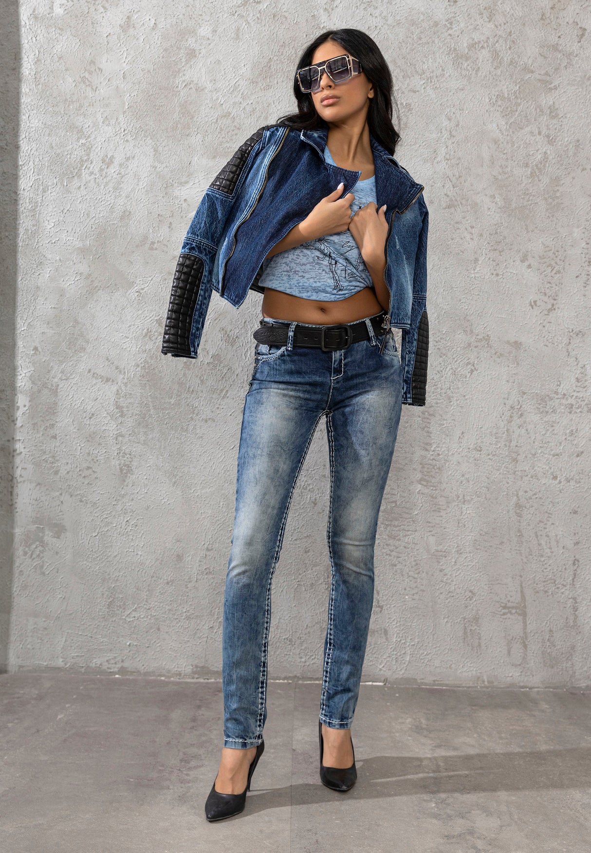 CBW-0639 Women's Jeans with Wide Decorative Seam – Stylish Slim-Fit Jeans