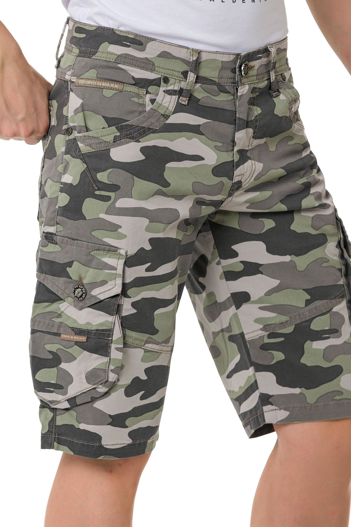 CK286 Men's Capri pants in a casual camouflage pattern