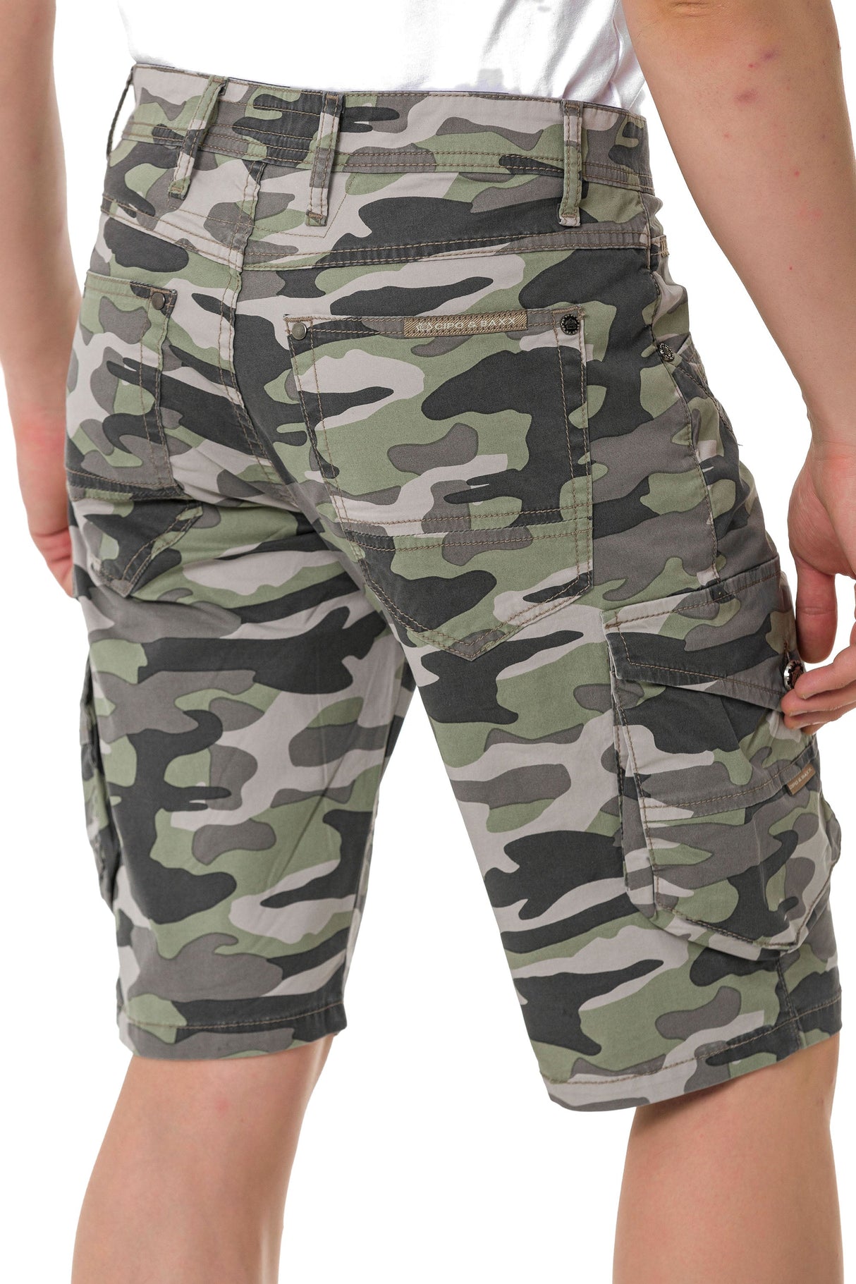 CK286 Men's Capri pants in a casual camouflage pattern