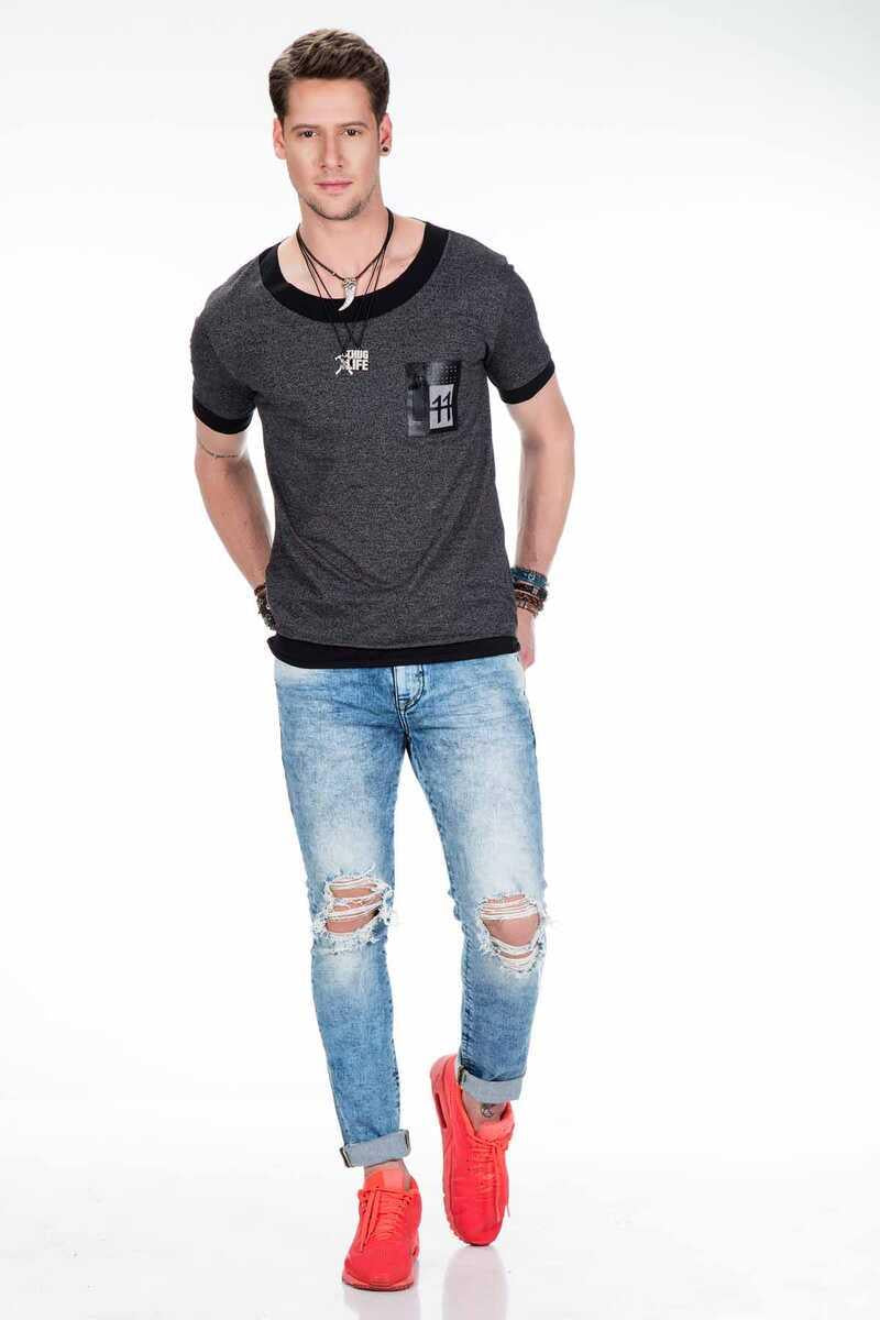 CT425 Men's T-shirt with elegant chest appliqué
