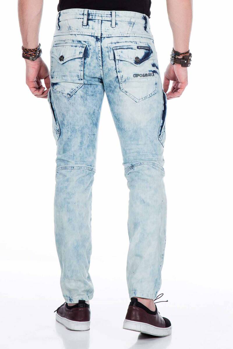 CD435 Men's cargo-style jeans with decorative zippers in a straight fit
