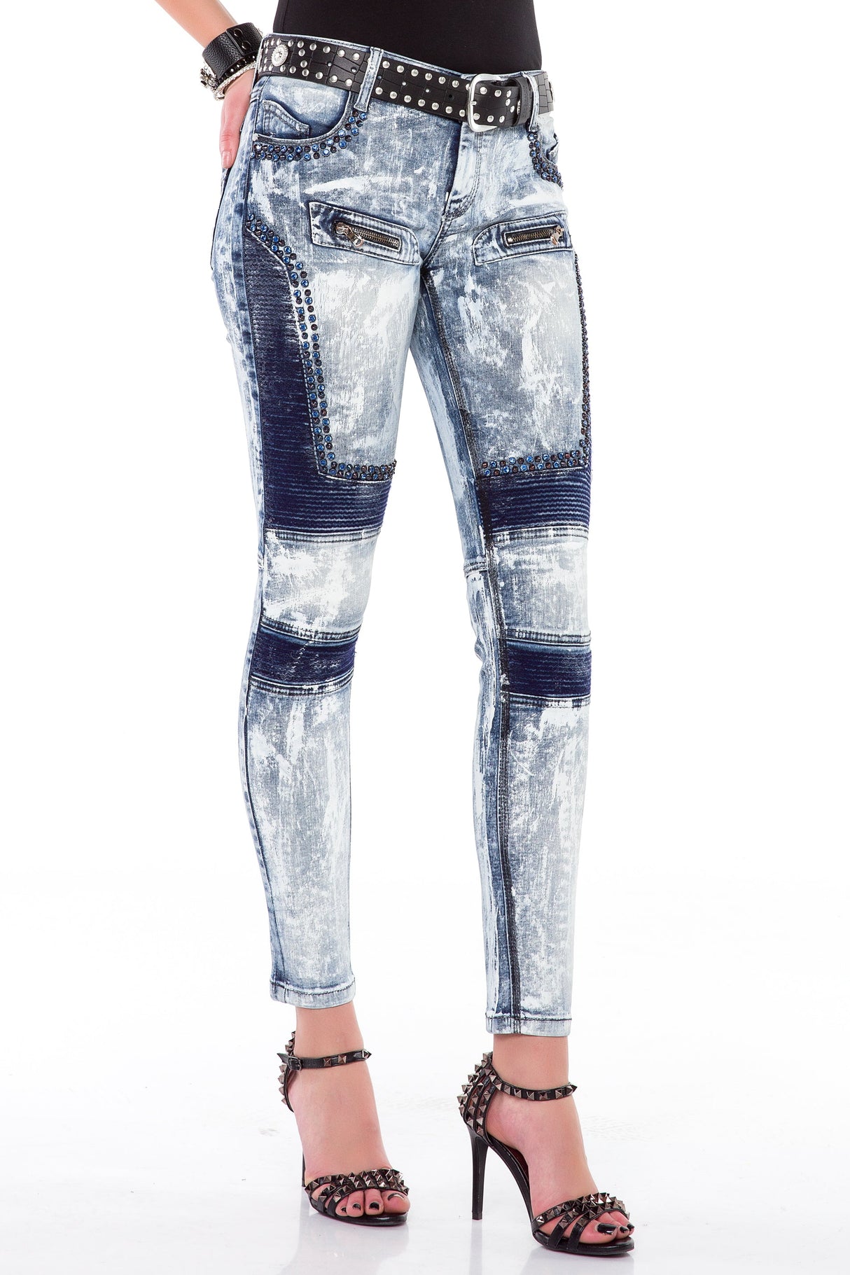 WD374 – Women's jeans with contrast wash and decorative details