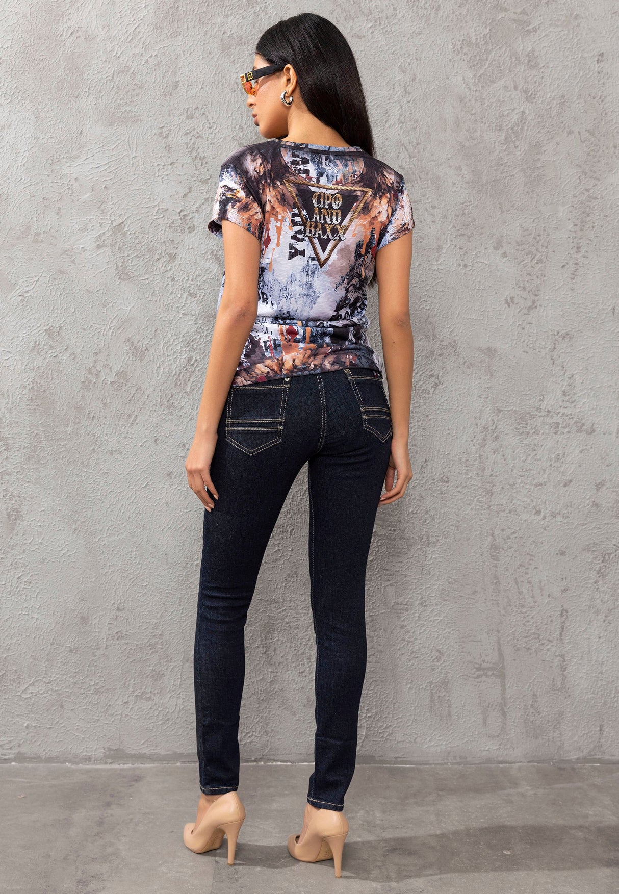 WT380 V-neck T-shirt in an extravagant look