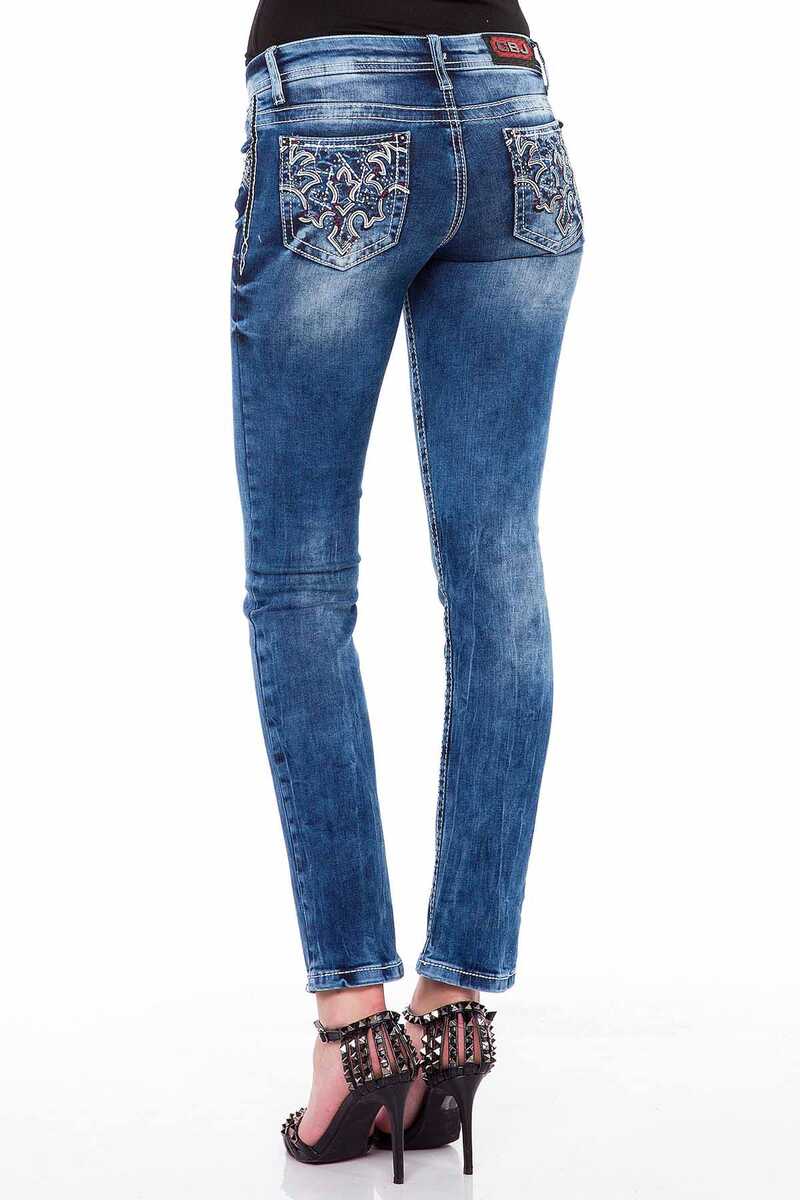 WD352 Women's slim-fit jeans with cool seam designs in a straight fit