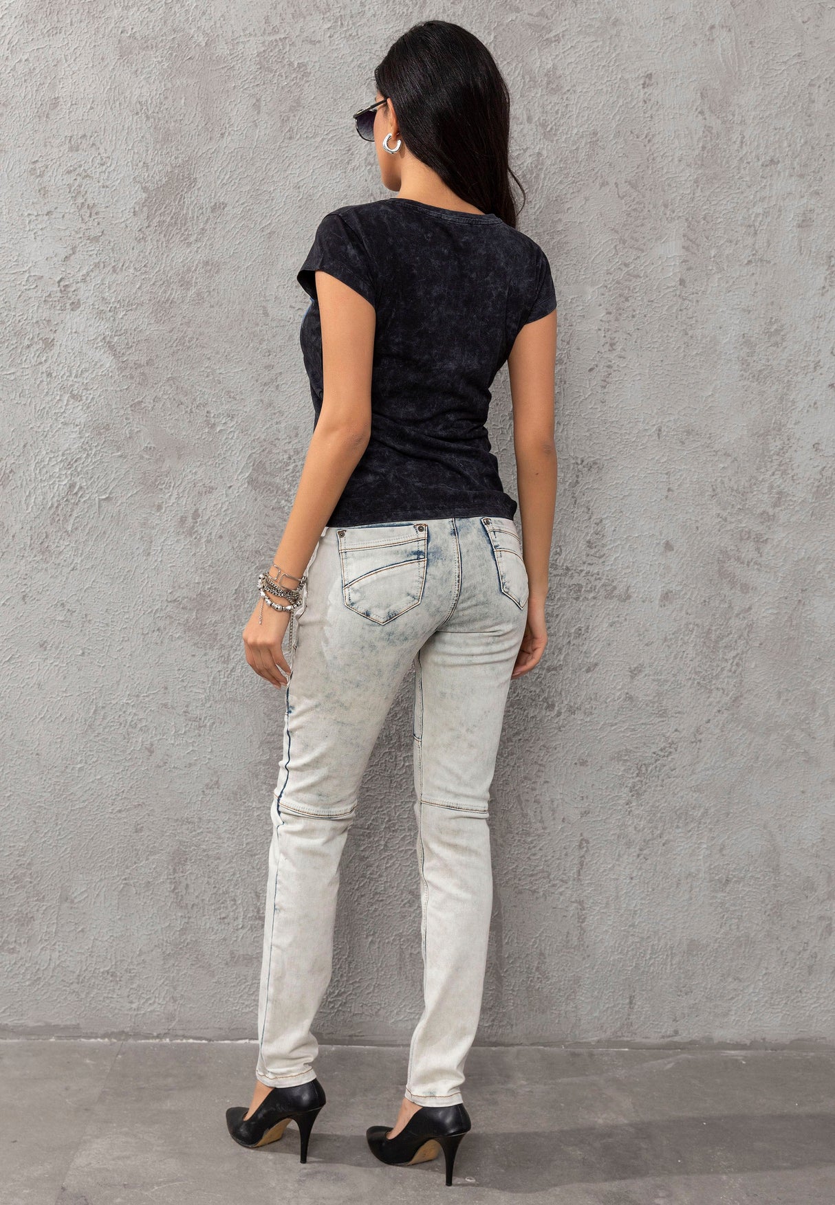 WD382 women's slim-fit jeans with an extravagant seam design in a straight fit