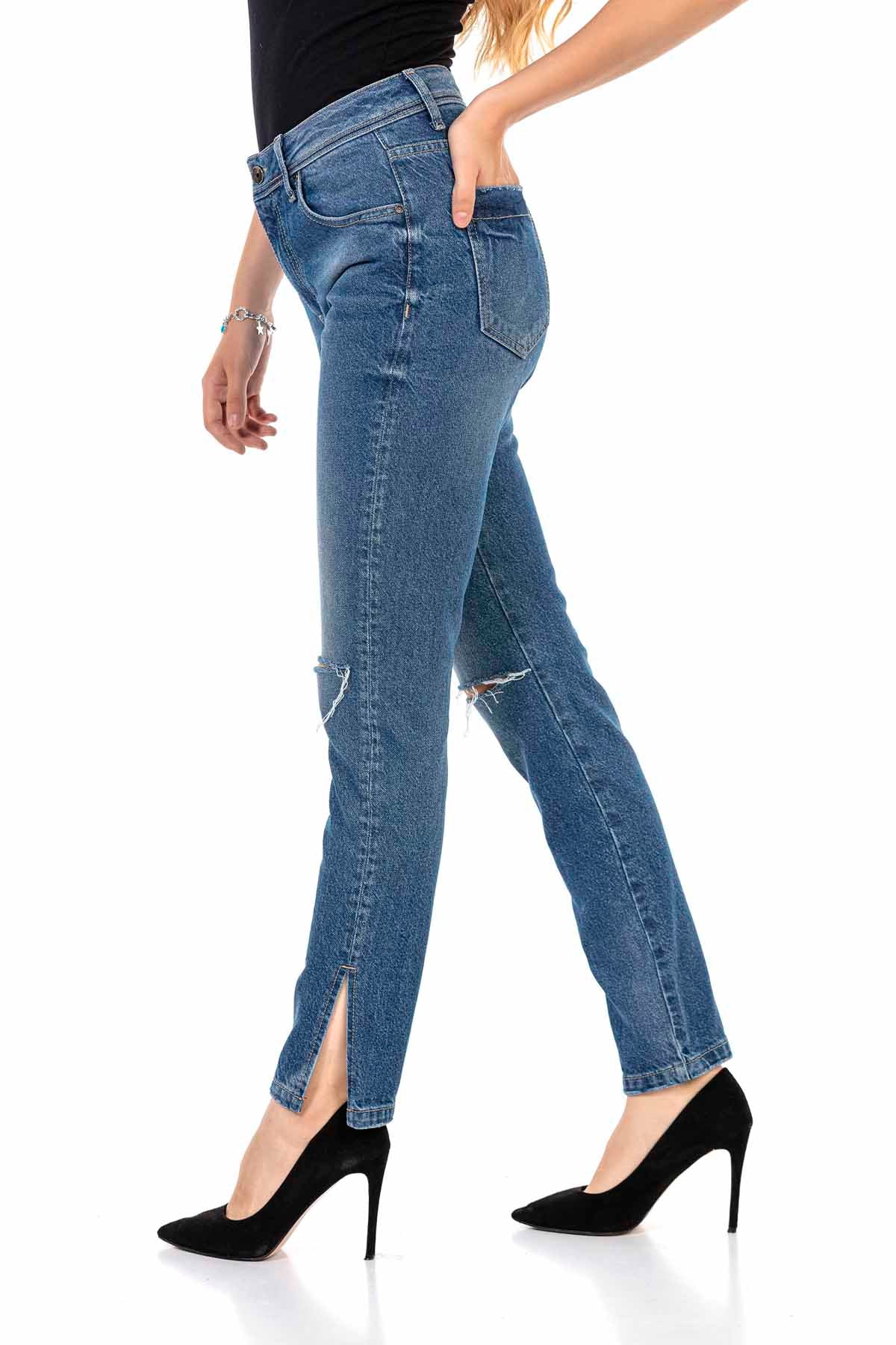 WD448 Women's comfortable jeans with cool destroyed elements