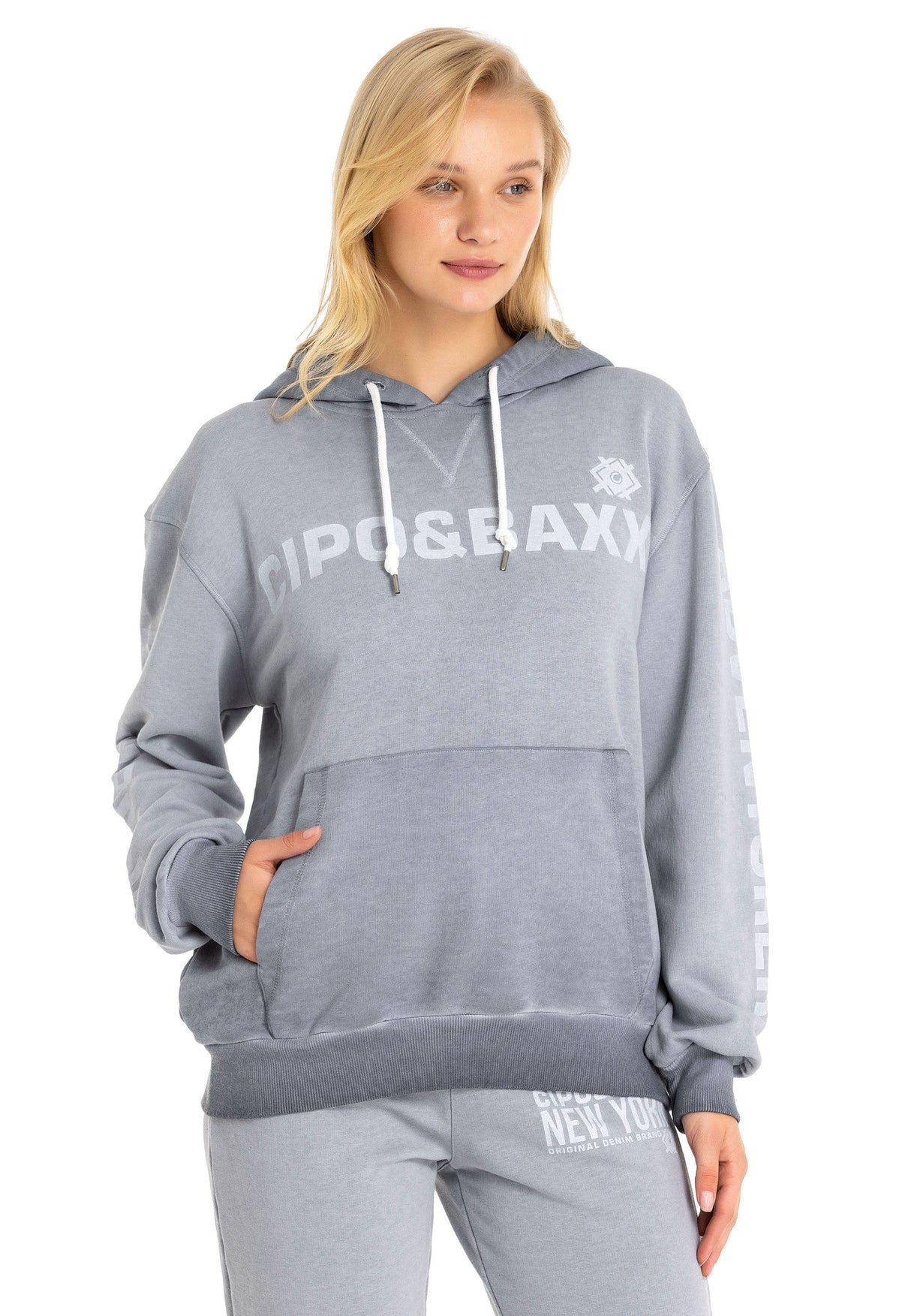 WLR148 Women's jogging suit, in a fashionable design