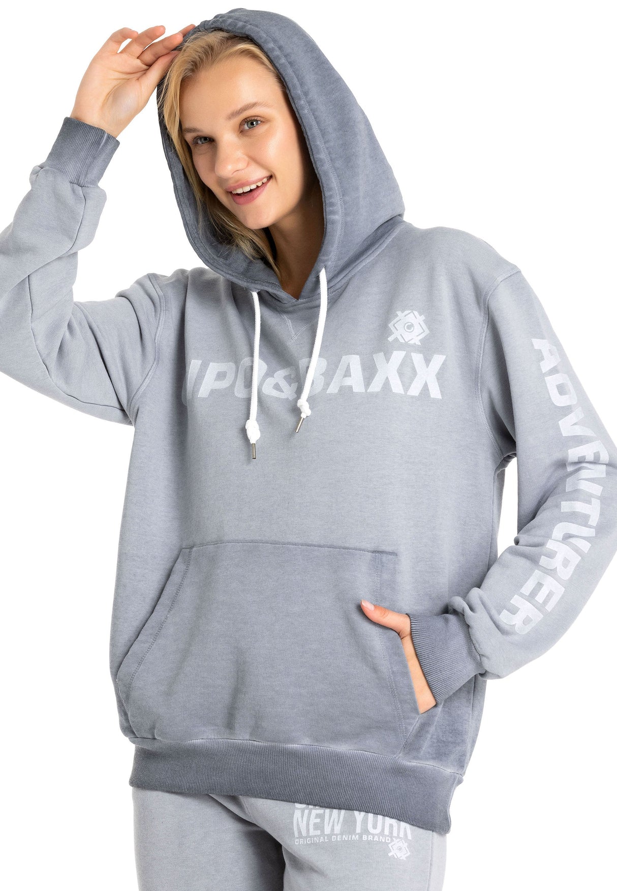 WLR148 Women's jogging suit, in a fashionable design