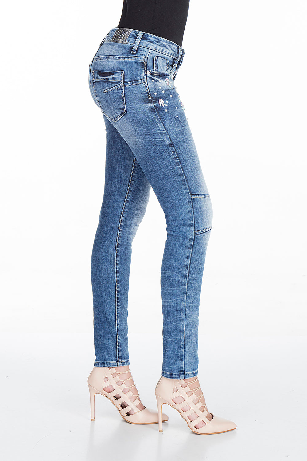 WD309 – Women's jeans with rhinestone details and fashionable wash