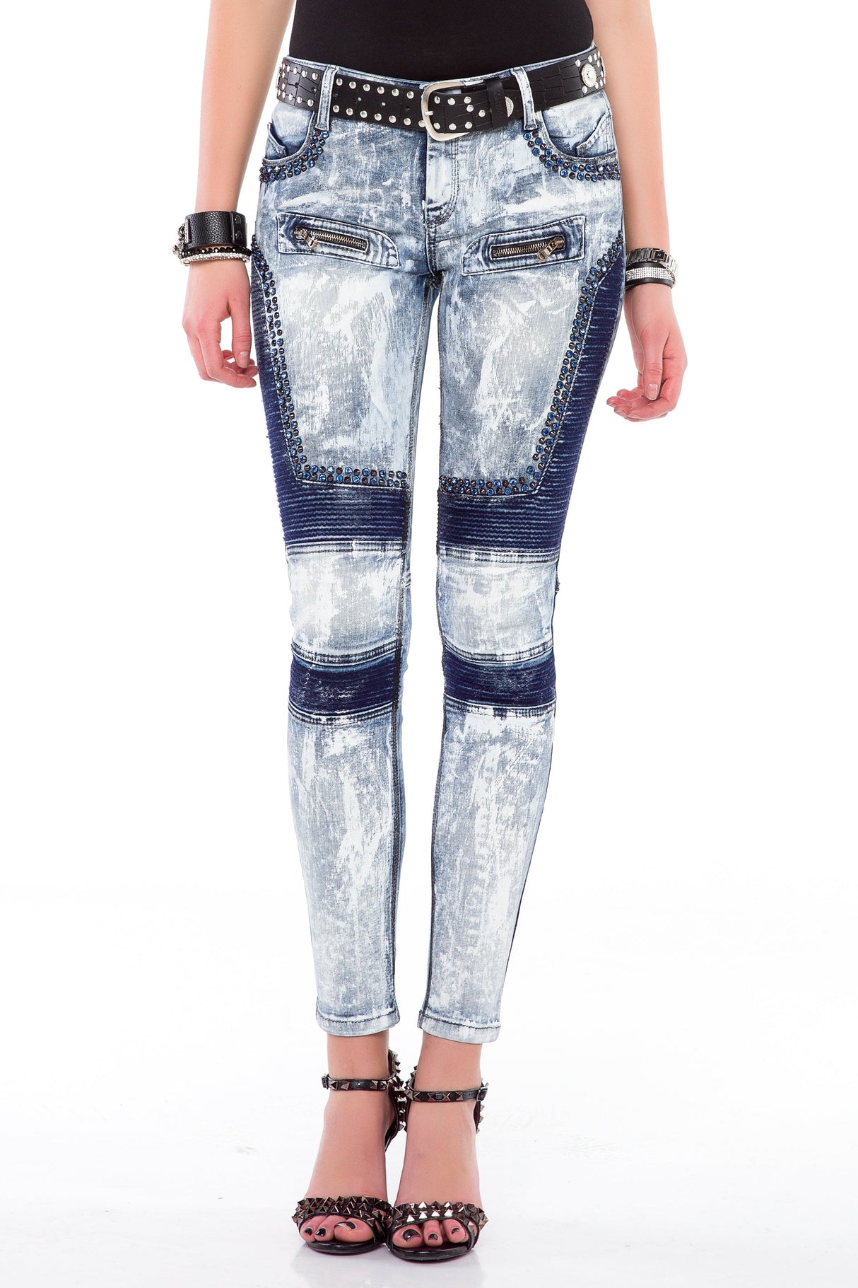 WD374 – Women's jeans with contrast wash and decorative details