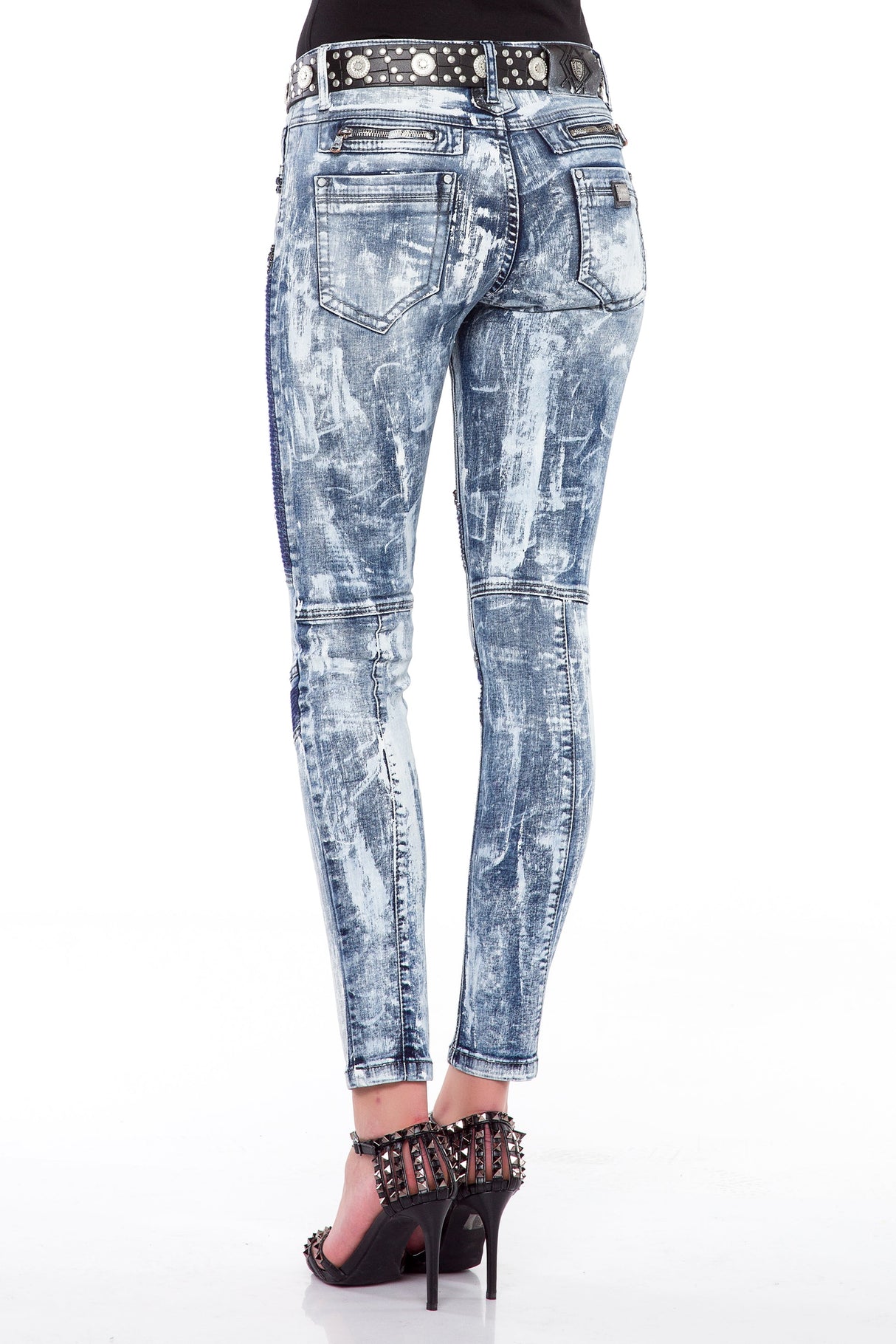 WD374 – Women's jeans with contrast wash and decorative details