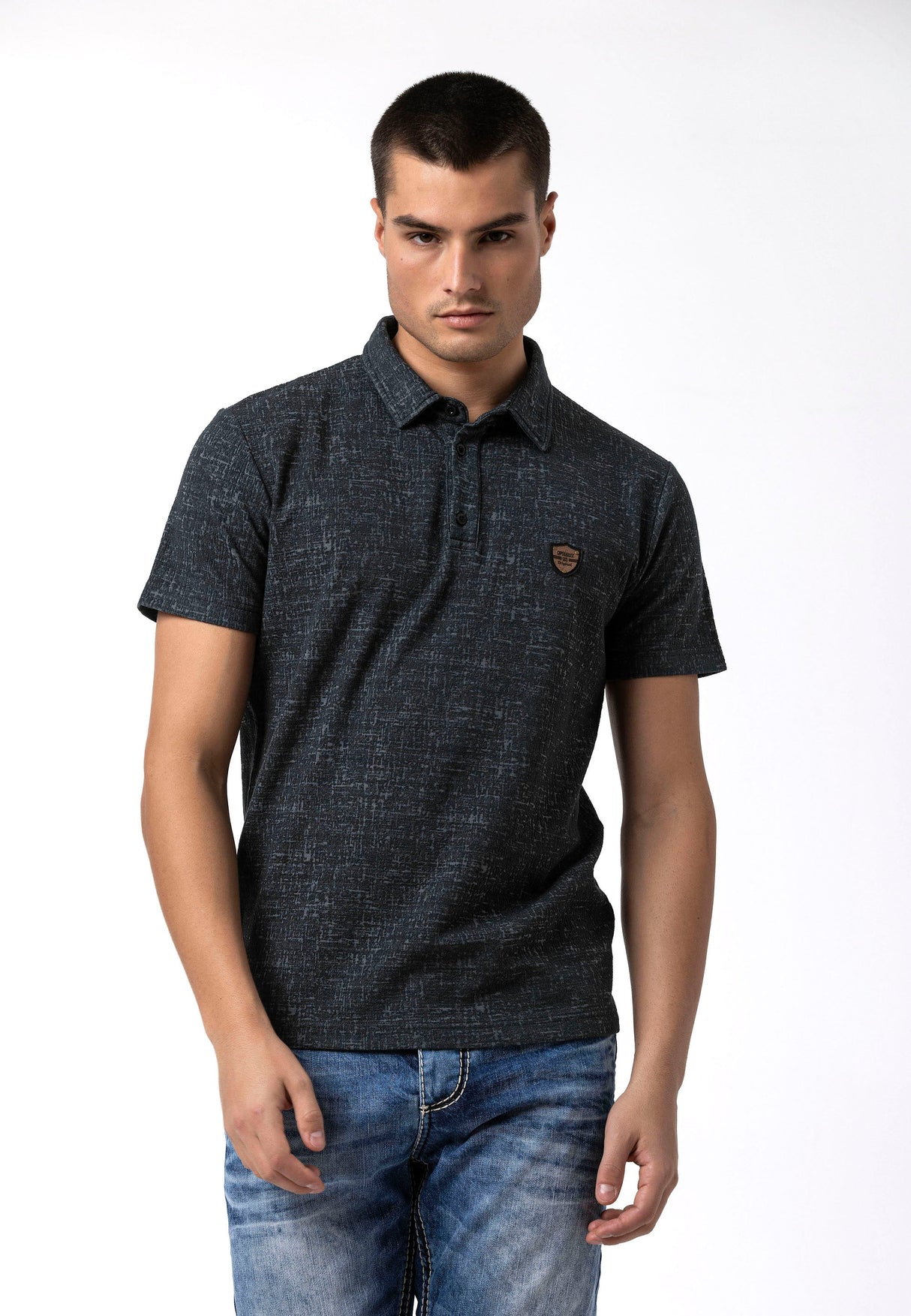 CT825 – Short-sleeved, elegant casual look with logo detail