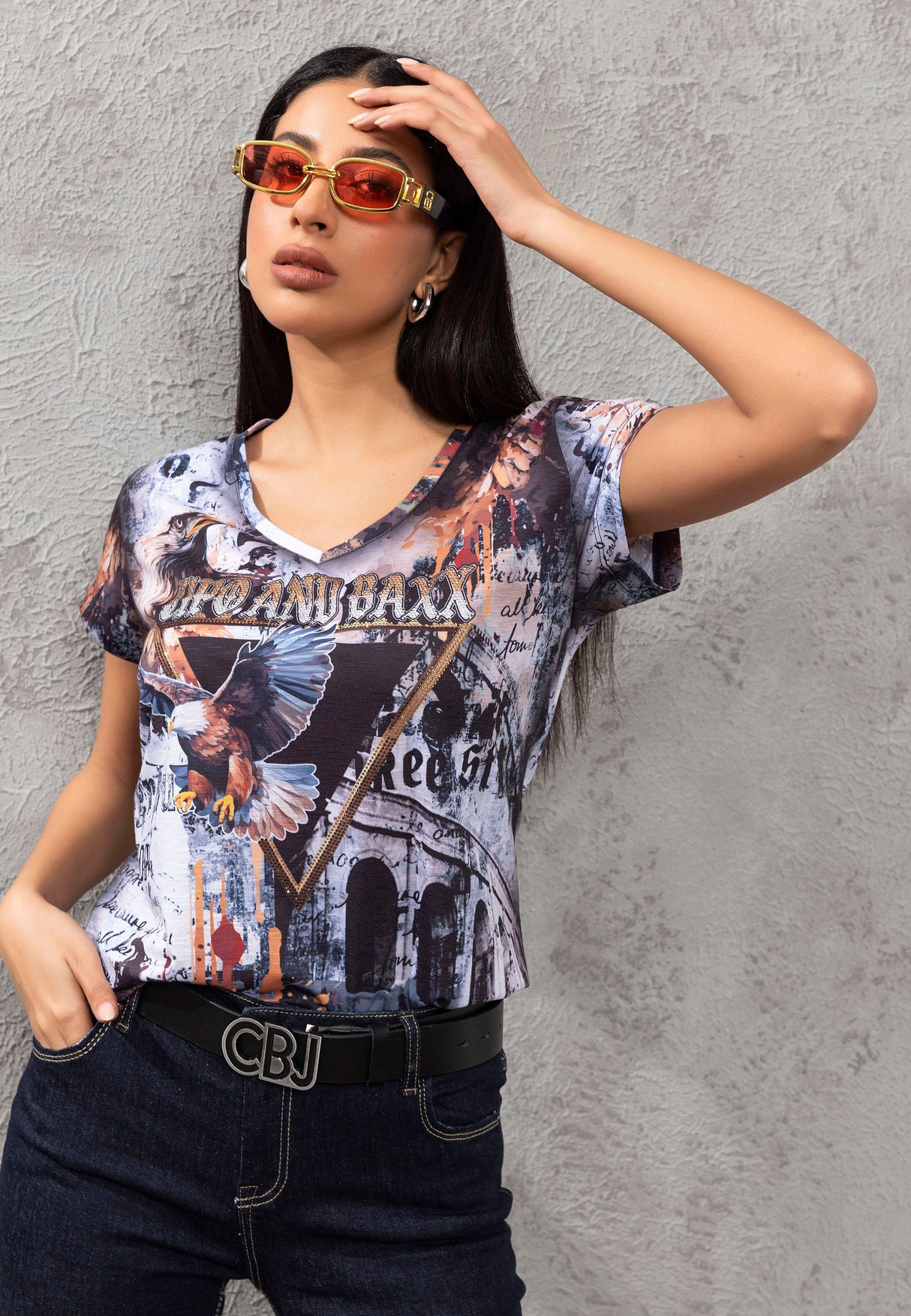 WT380 V-neck T-shirt in an extravagant look