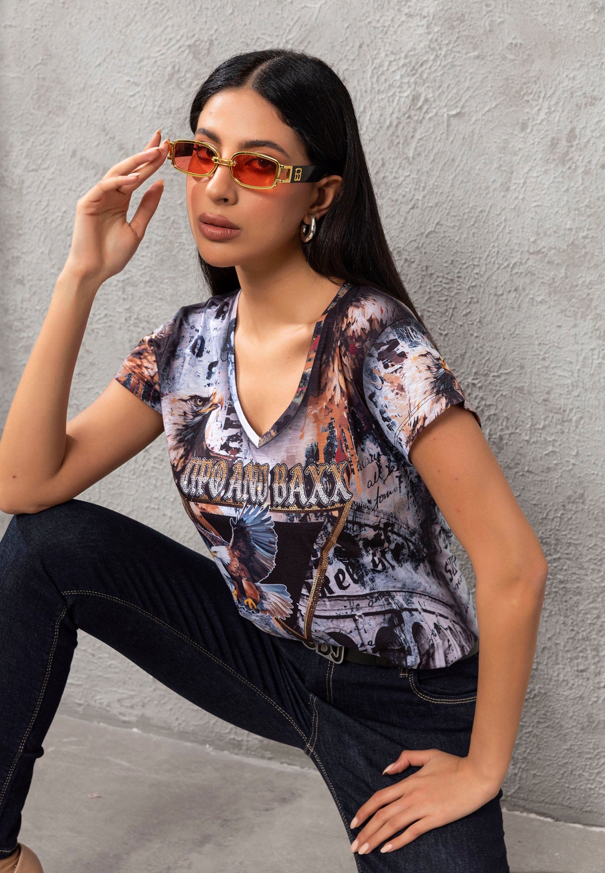 WT380 V-neck T-shirt in an extravagant look