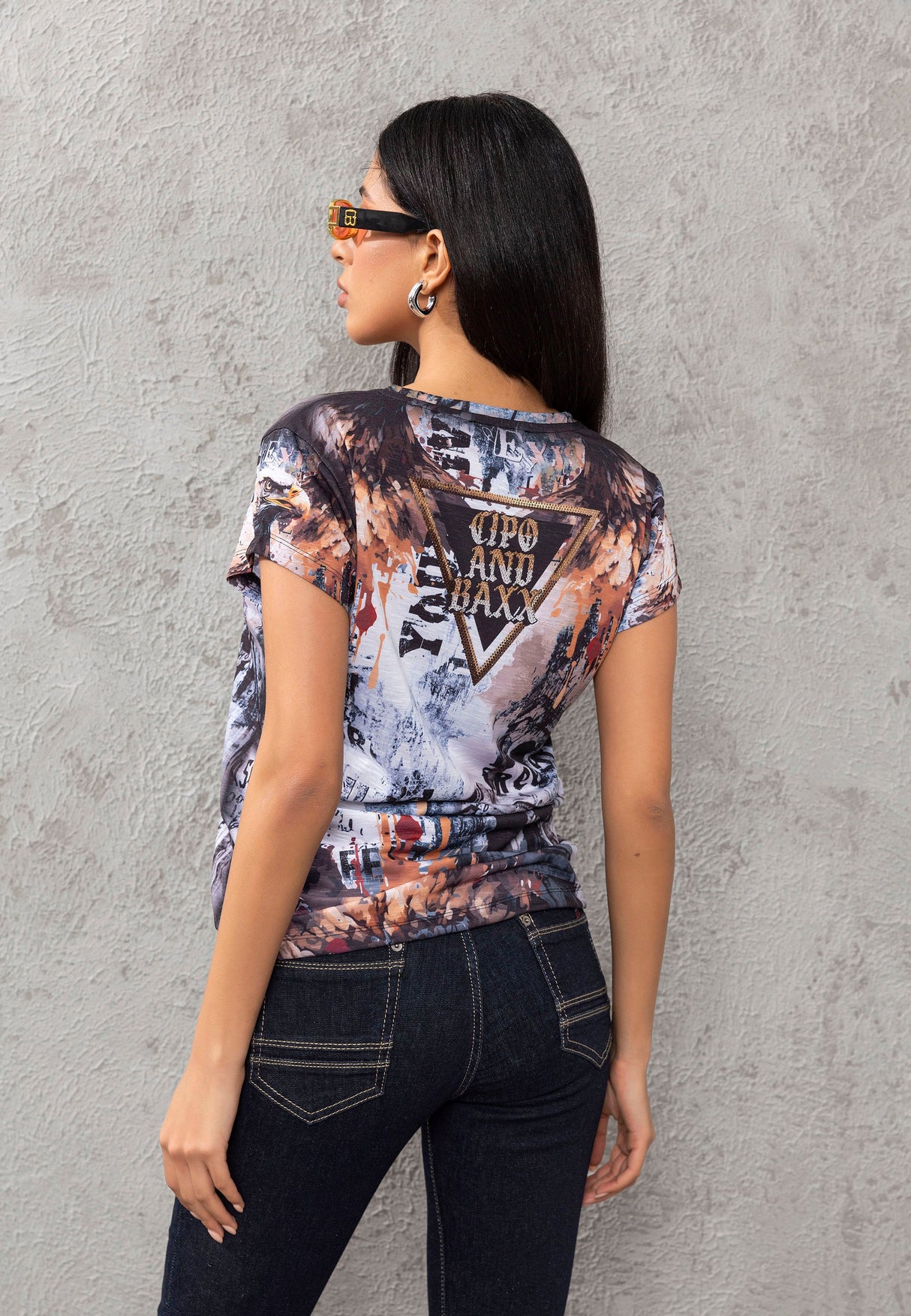 WT380 V-neck T-shirt in an extravagant look