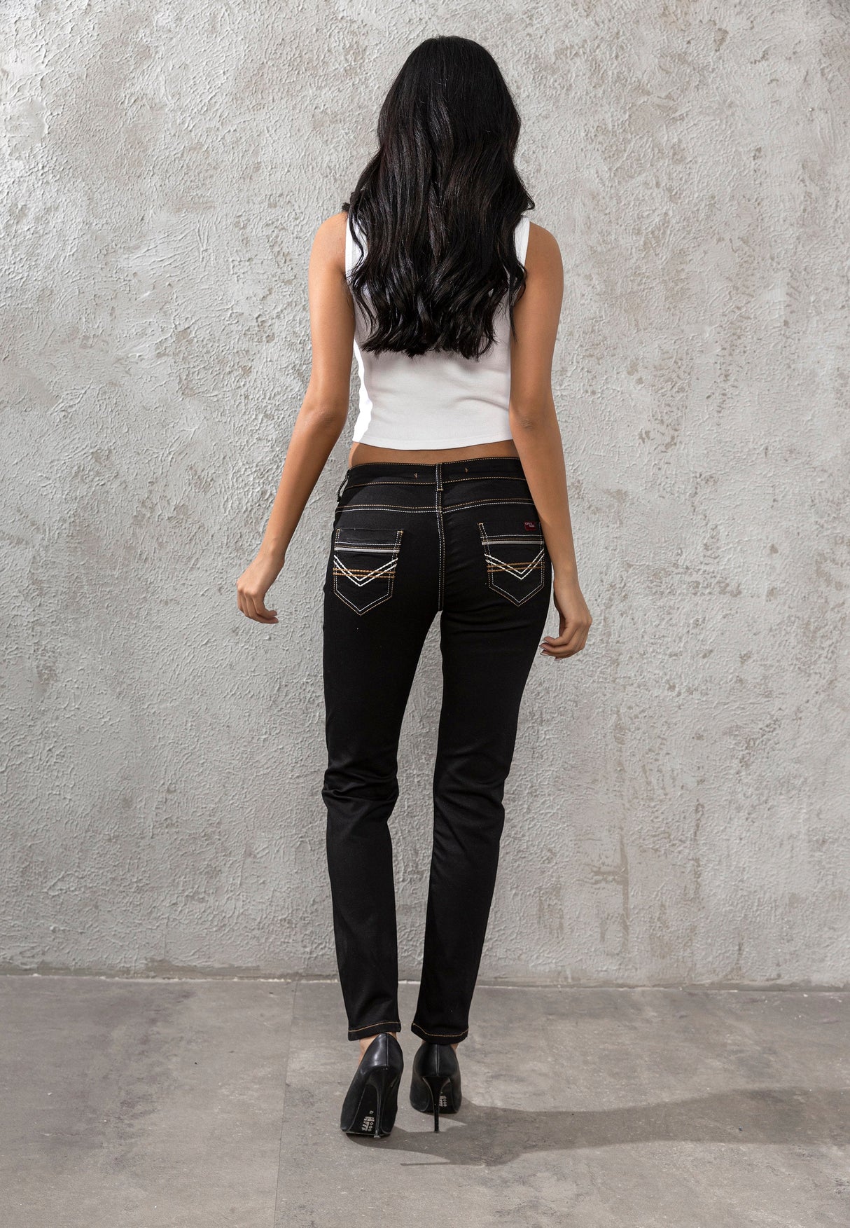 WD256 Women's Slim-Fit Jeans with Embroidered Pockets in