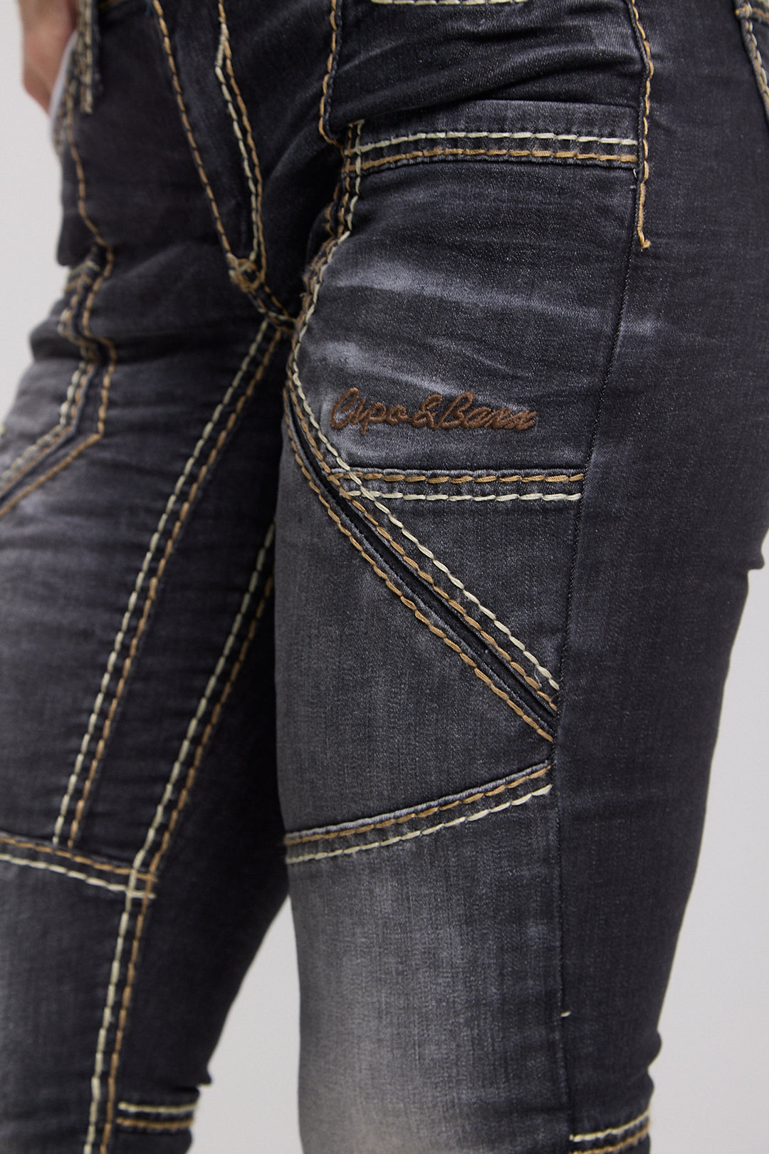 WD382 women's slim-fit jeans with an extravagant seam design in a straight fit