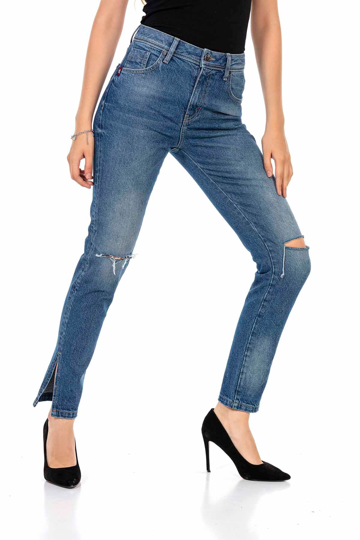 WD448 Women's comfortable jeans with cool destroyed elements