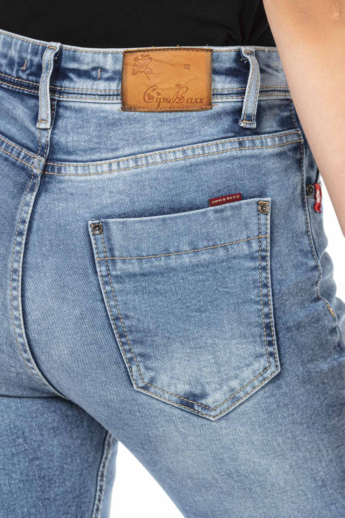 WD452 Women's slim-fit jeans with cool distressed details
