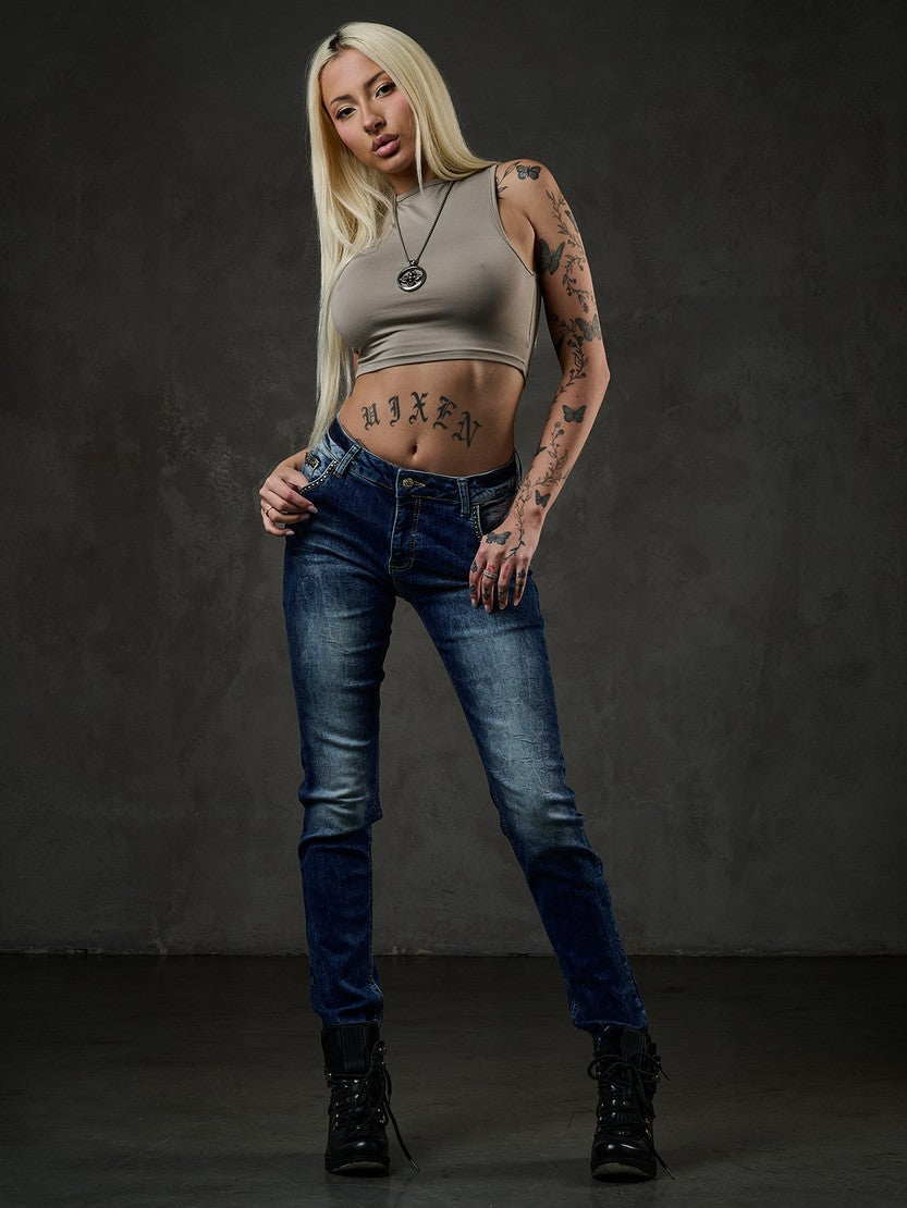 WD460 Women's slim-fit jeans with subtle wash and cool rivets