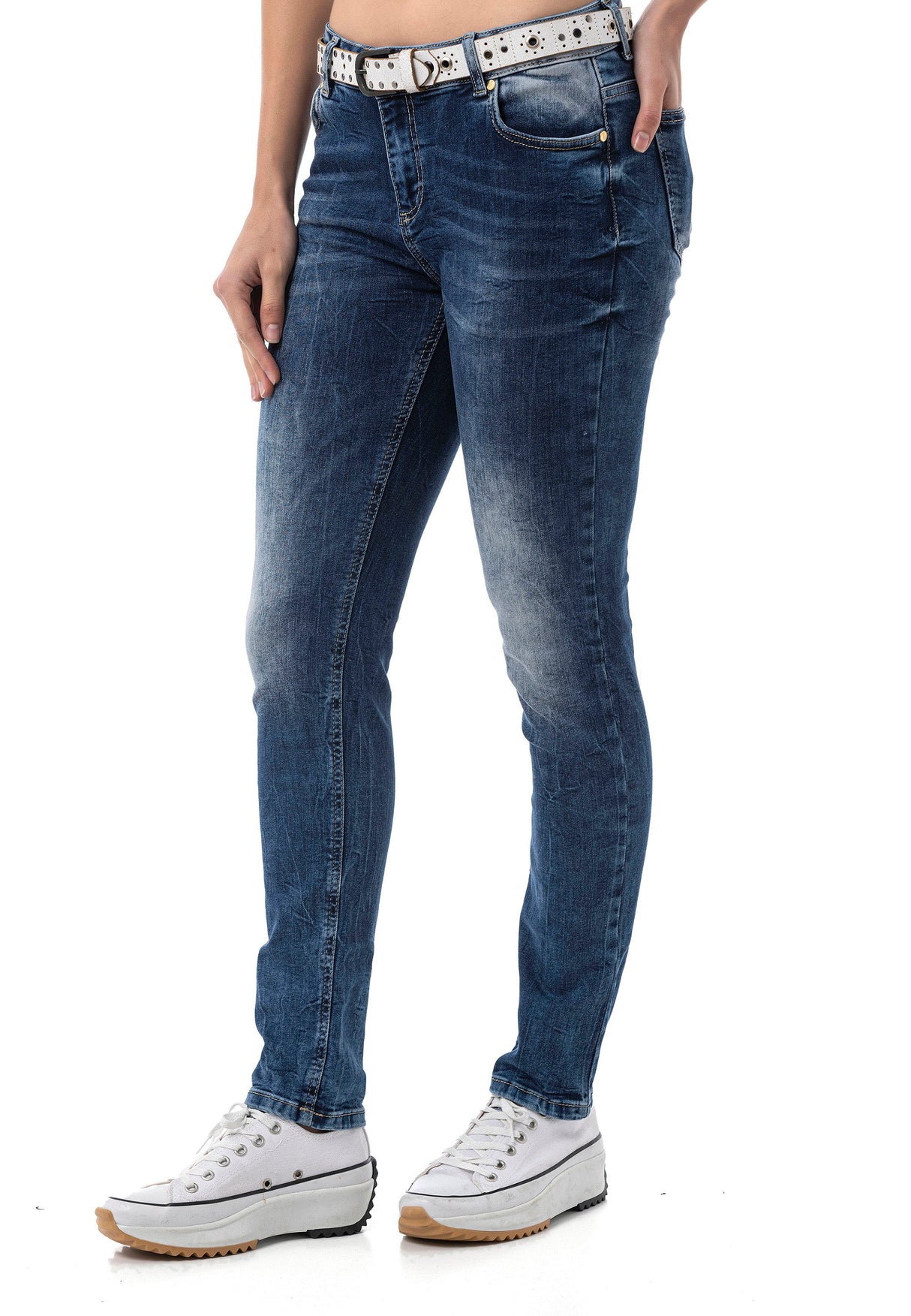 WD461 Women's slim-fit jeans in a casual used look