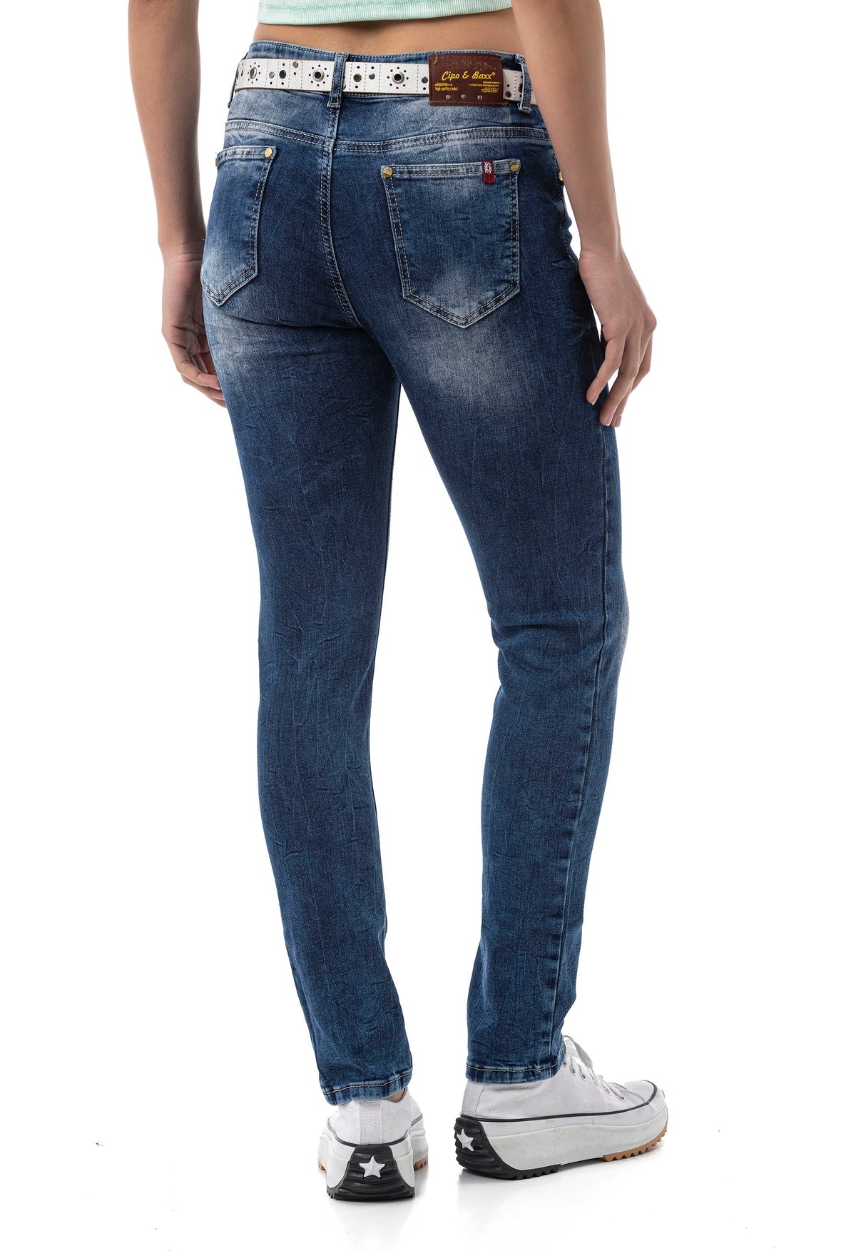 WD461 Women's slim-fit jeans in a casual used look