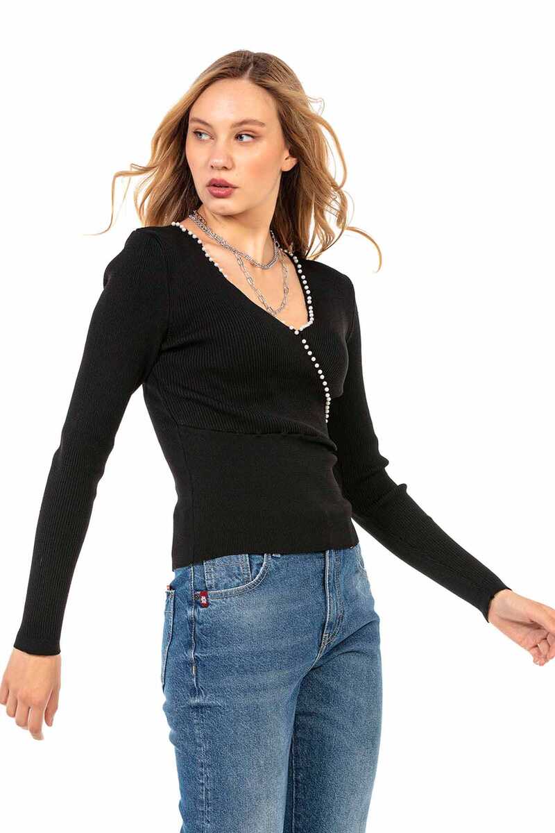 WP207 Women's knitted sweater with decorative pearl trim